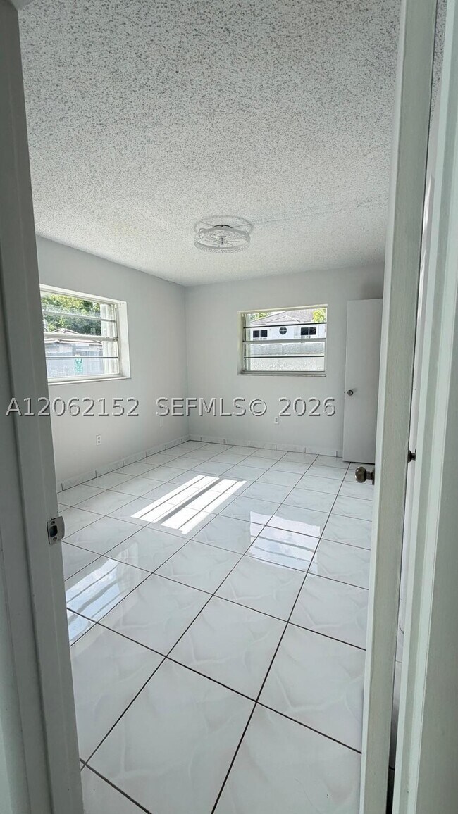 Building Photo - 120 Royal Palm Rd