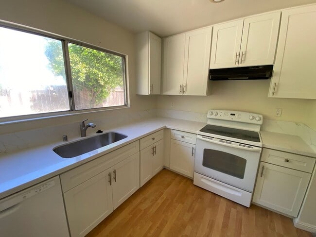 Building Photo - 3 Bedroom 2 Bathroom Home In Rosemont