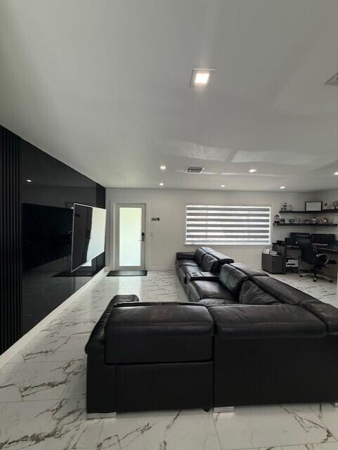 Building Photo - 4907 N Palm Way