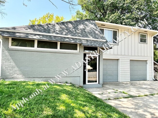 Building Photo - Spacious Shawnee Duplex-Available NOW!!