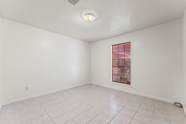 Building Photo - 711 Whippoorwill Dr