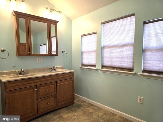 Building Photo - 28 Briar Ln