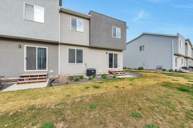 Building Photo - Join this growing Mapleton Village Community.