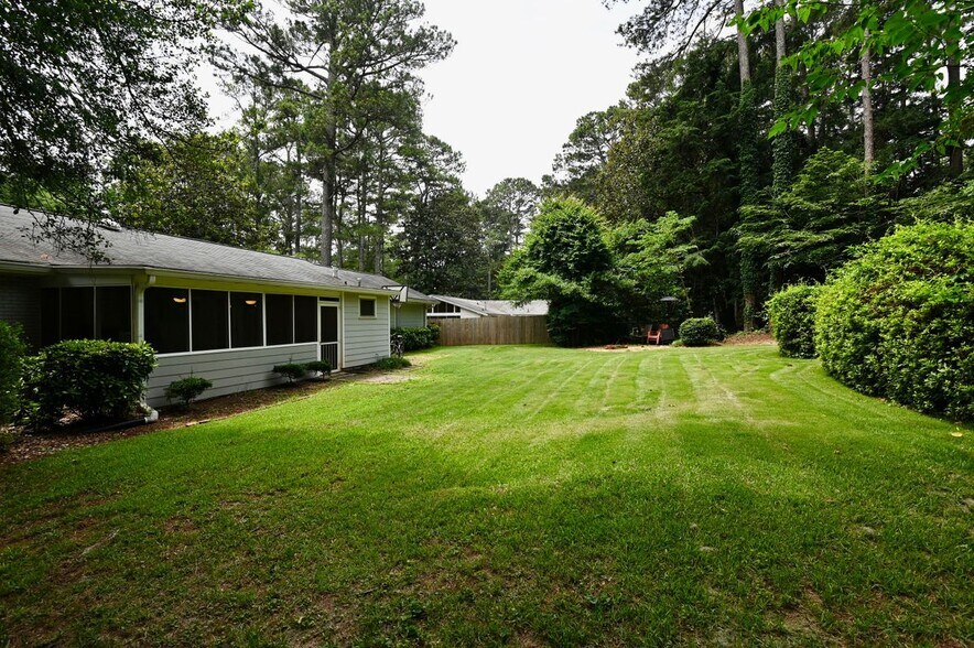 Building Photo - 2260 Pinecliff Dr NE