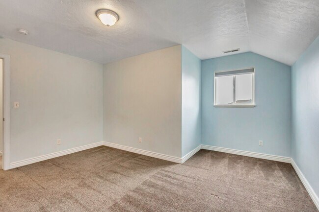 Building Photo - 692 E 180 N