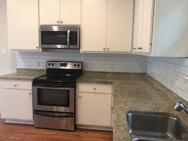 Building Photo - 3 X 2 Townhome Near UT Avail August 2025!