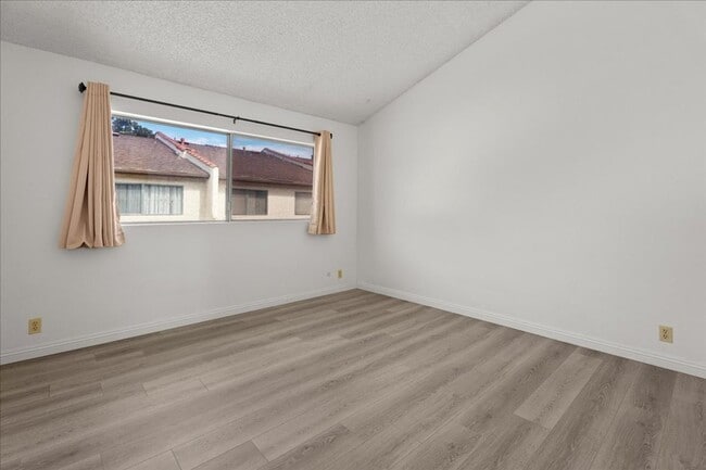 Building Photo - Spacious Tri-Level Townhome with Private G...