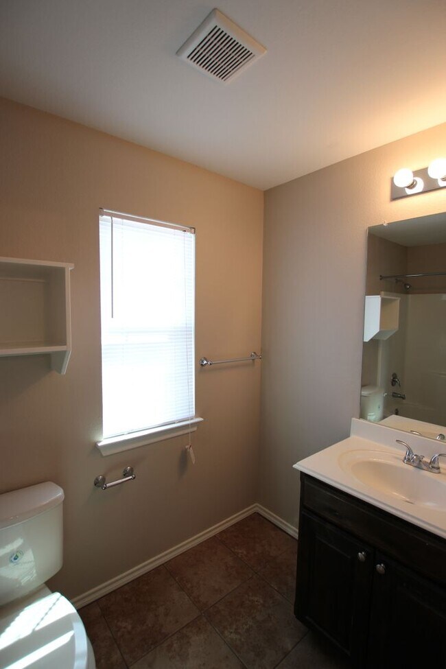 Building Photo - Coming Soon! 1 Bedroom 1.5 Bath Townhome f...