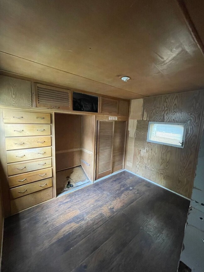 Building Photo - Handyman Special - Mobile Home for Lease o...