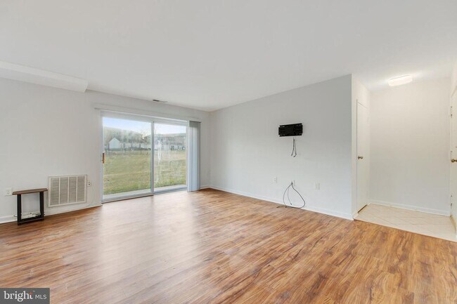 Building Photo - 2Br/ 1Ba - Beautifully renovated first-floor walkout condo in water privileged community availabl...