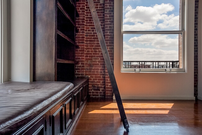 Building Photo - 257 S Spring St