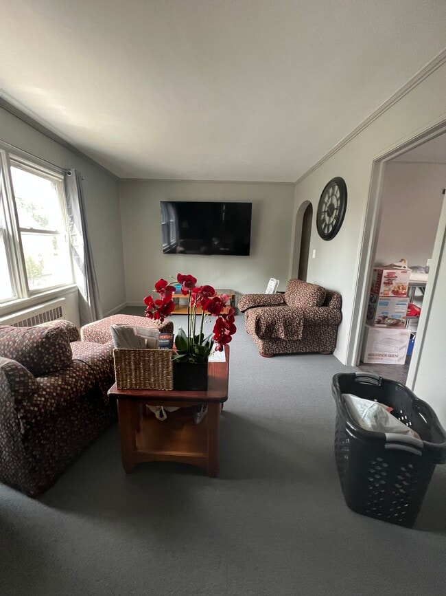Unit B Livingroom - 415 Market St