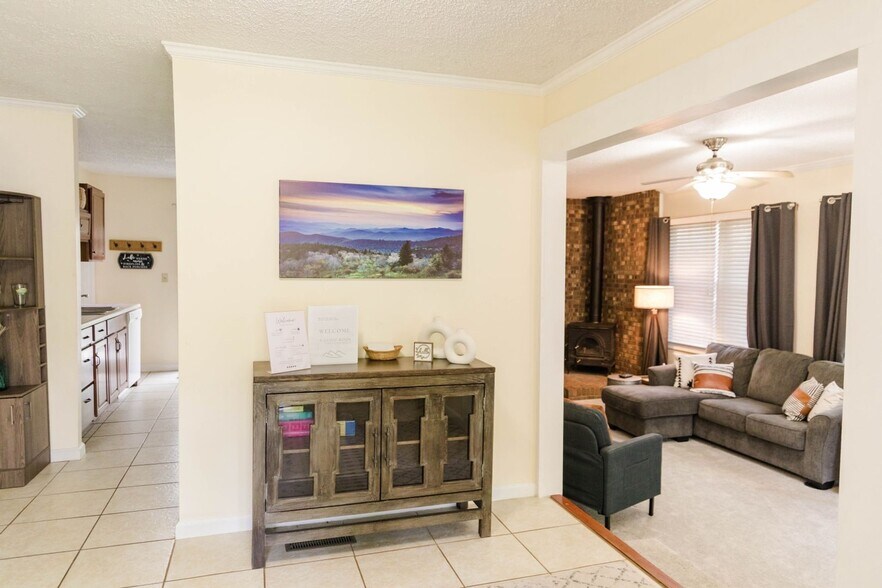 Building Photo - 39 Southwicke Dr