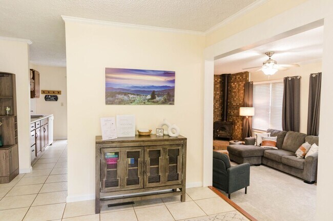 Building Photo - FULLY FURNISHED - Charming 3BR House in Arden