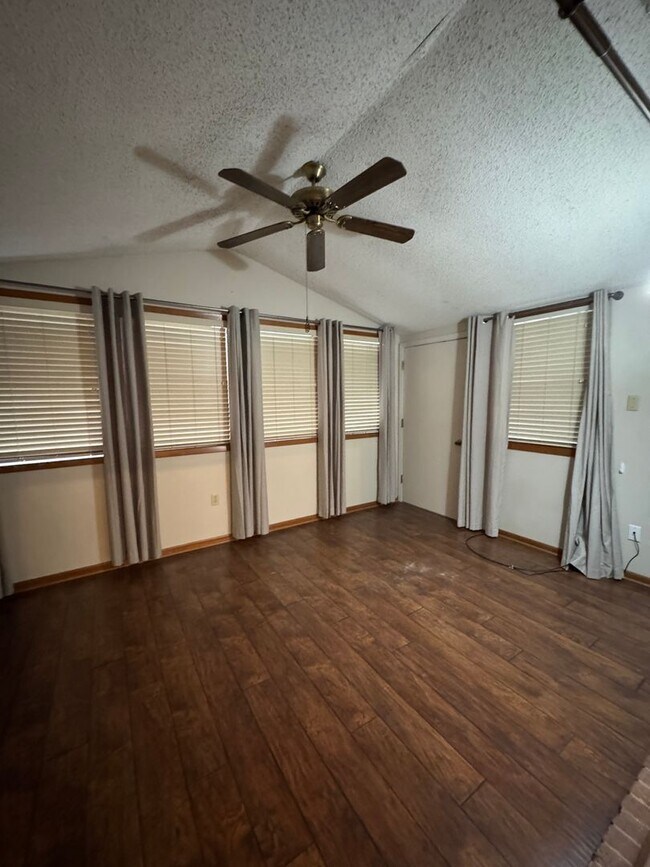 Building Photo - Spacious 2 Bed / 2 Bath Condo in Greenbria...