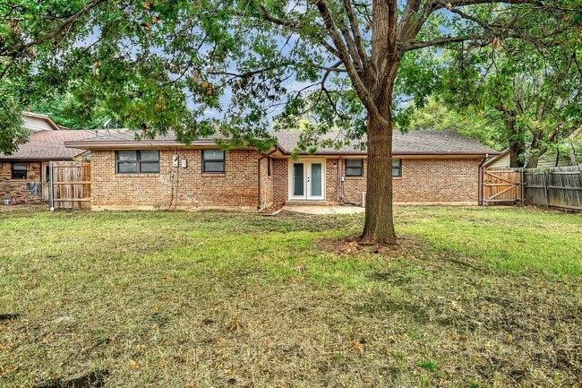 Building Photo - 921 Holiday Dr