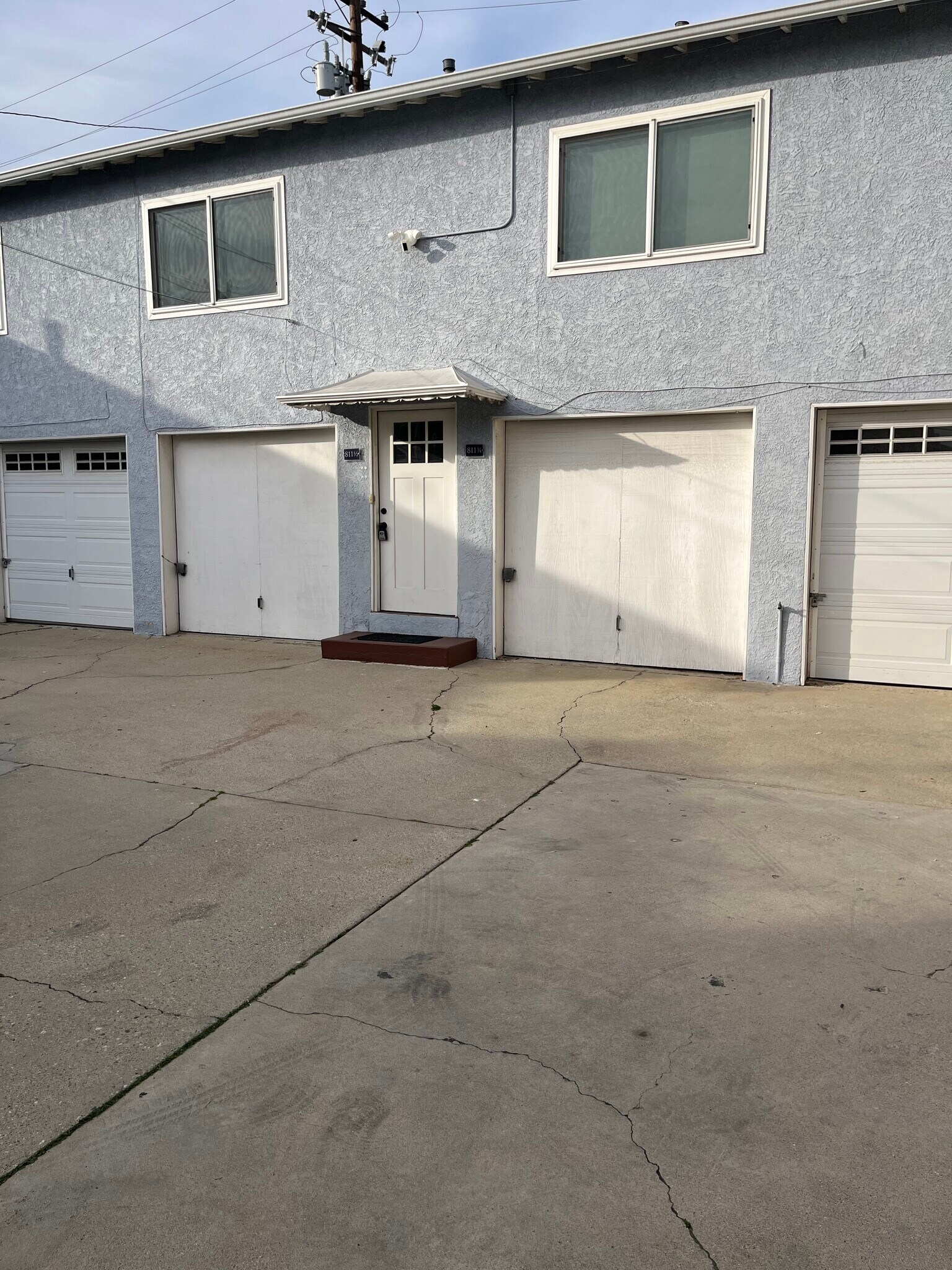 Entry - 811 E Nutwood St