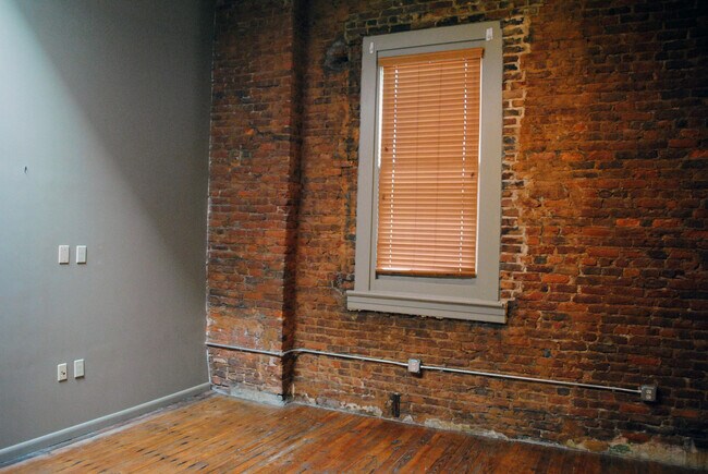 Building Photo - 829 S Railroad Ave