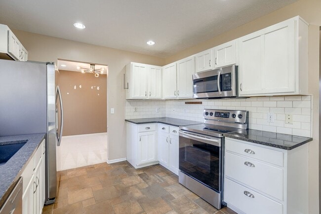 Building Photo - 3 Bedroom In A Great Location!!