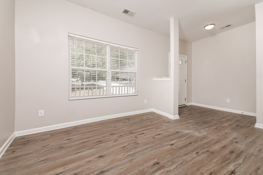 Building Photo - 242 River Hills Dr