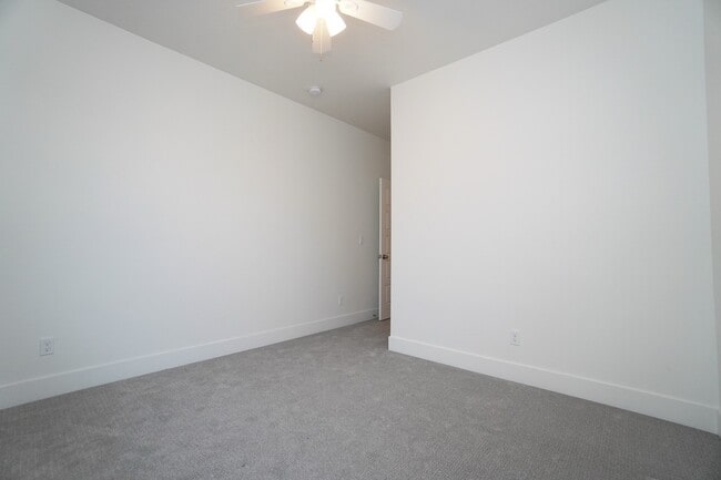 Building Photo - 5967 W Daphne Dr