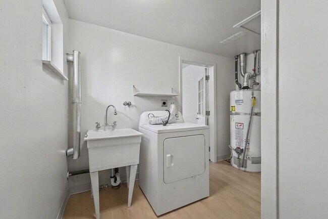 Building Photo - 0251