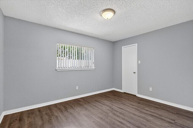 Building Photo - 6826 Holiday Ln