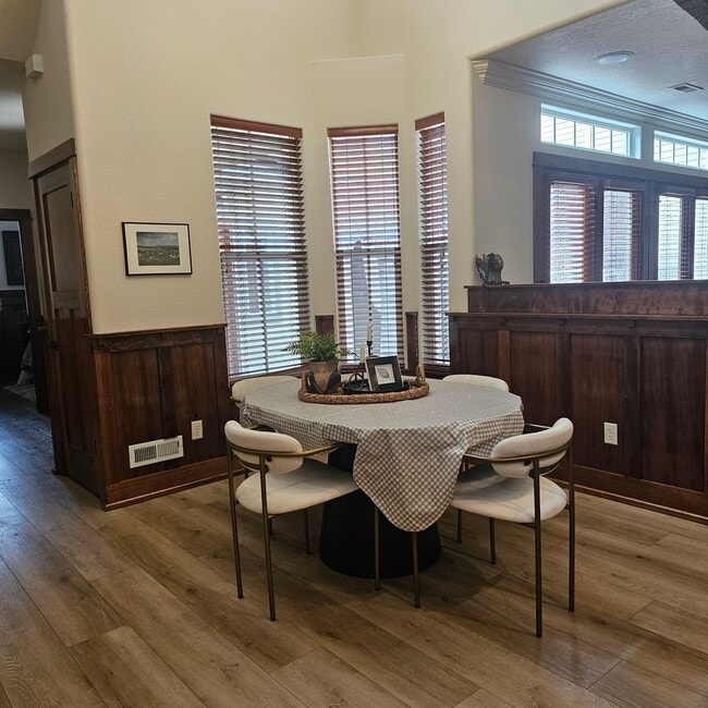 Building Photo - Gorgeous fully furnished home in downtown Eagle!