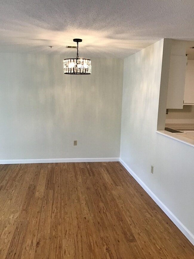 Building Photo - 12 Ledgewood Hills Dr