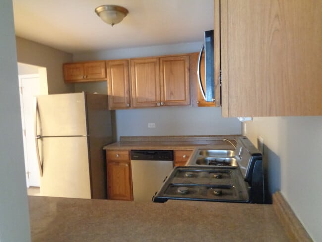 Building Photo - 16W585 Mockingbird Ln