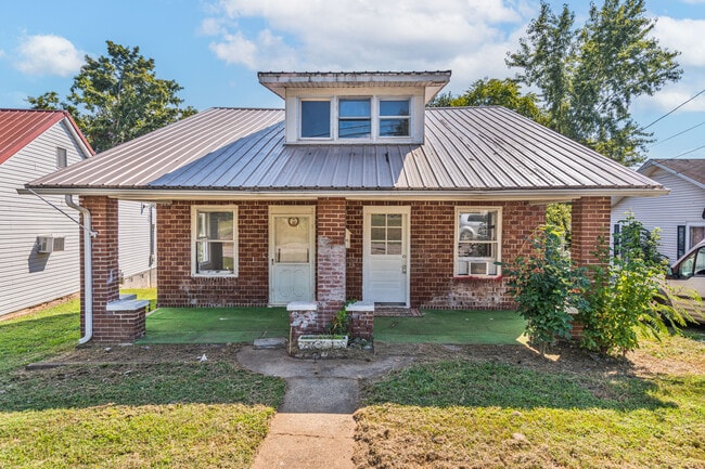 Primary Photo - 120 E Oak St