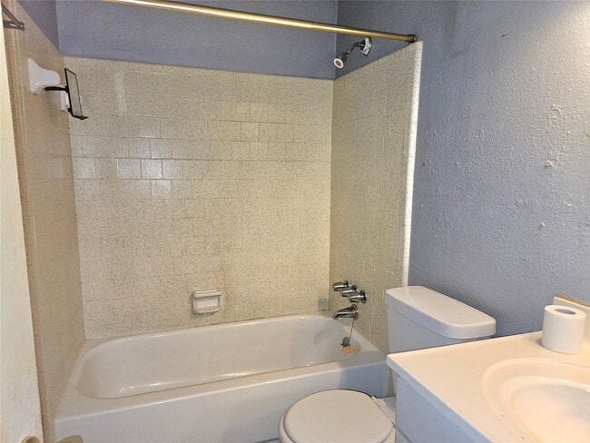 Building Photo - 10810 Parkland Woods Dr