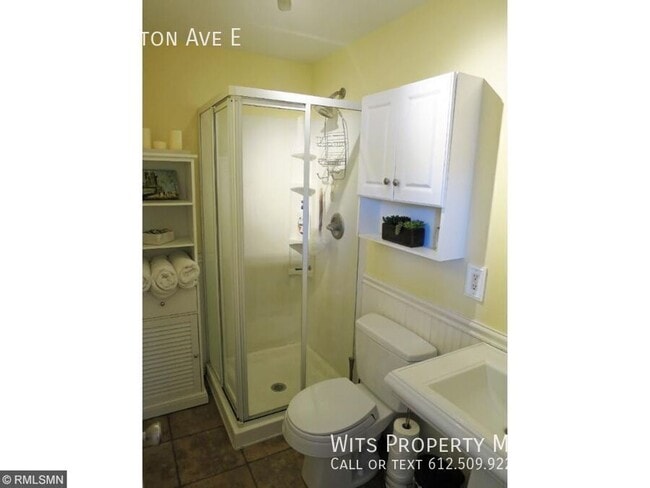 Building Photo - 704 Arlington Ave E