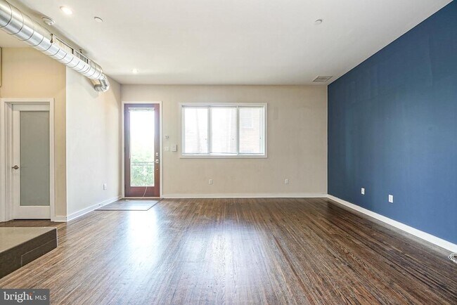 Building Photo - 1247 E Columbia Ave