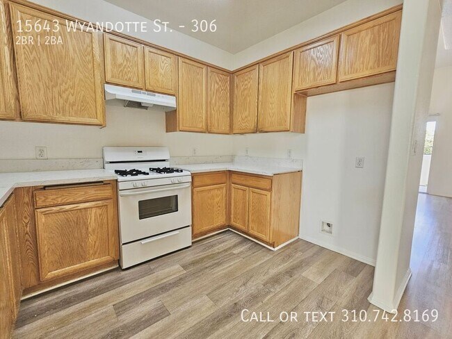Building Photo - 15643 Wyandotte St