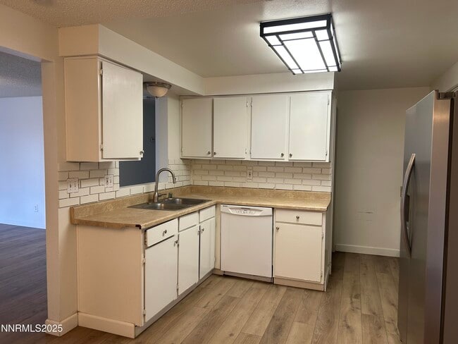 Building Photo - 6780 Peppermint Dr