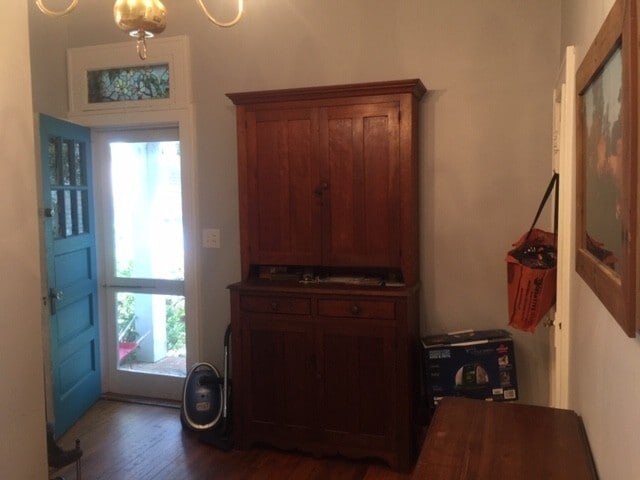 Building Photo - Charming bungalow available NOW in the heart of Colonial Williamsburg!