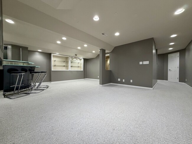 Building Photo - 504 Tamarack Dr