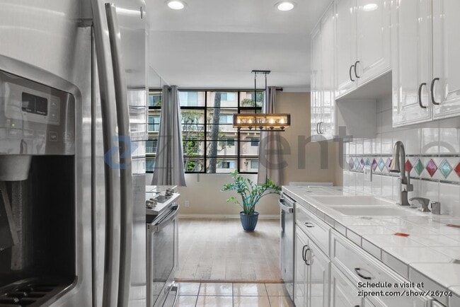 Building Photo - 117 S Doheny Dr