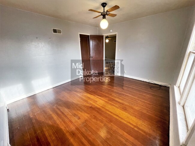 Building Photo - 1000 W 3rd- 5 bedroom, 2 bathroom, Attache...