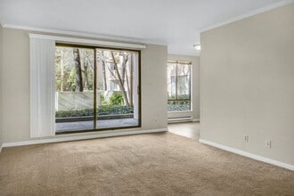 Building Photo - Sunny, 1 bedroom located on the 2nd floor ...