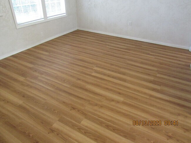 Building Photo - Located walking distance to Cameron University and Comanche Hospital !!