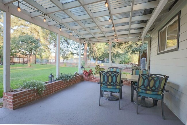 Building Photo - Full Furnished, Cozy Country Cottage Available for short term rental