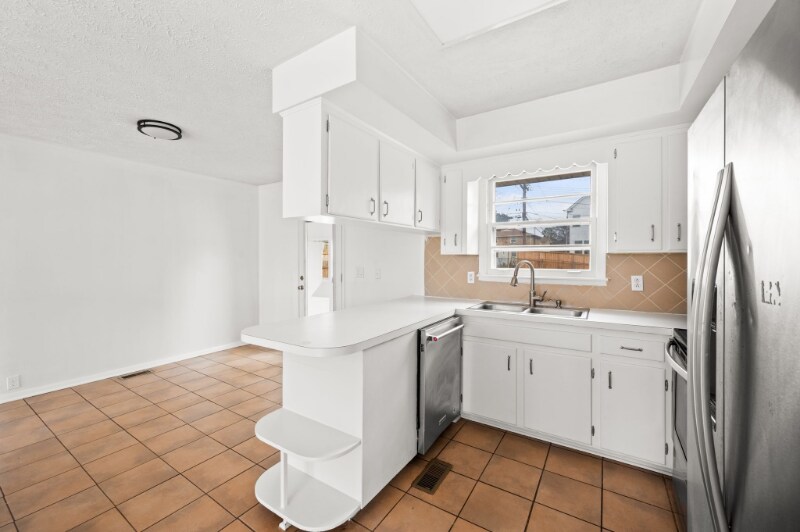 Building Photo - 504 Continental Dr