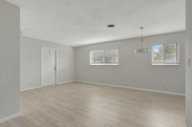 Building Photo - 3041 NE 7th Ave