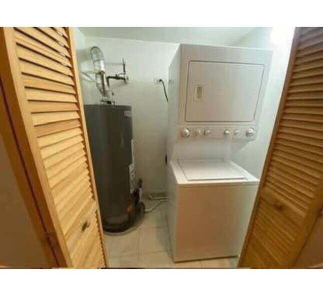 Building Photo - 1714 W Warren Blvd