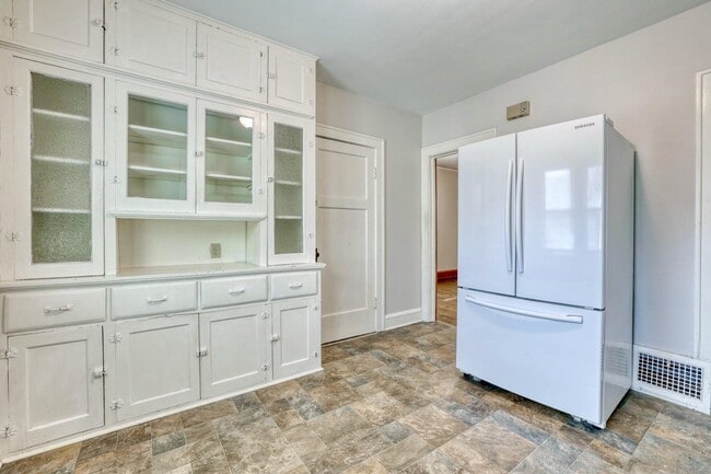 Building Photo - 5113 W Wisconsin Ave