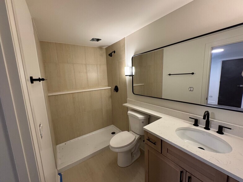 Unit G - 2457 N Mozart St