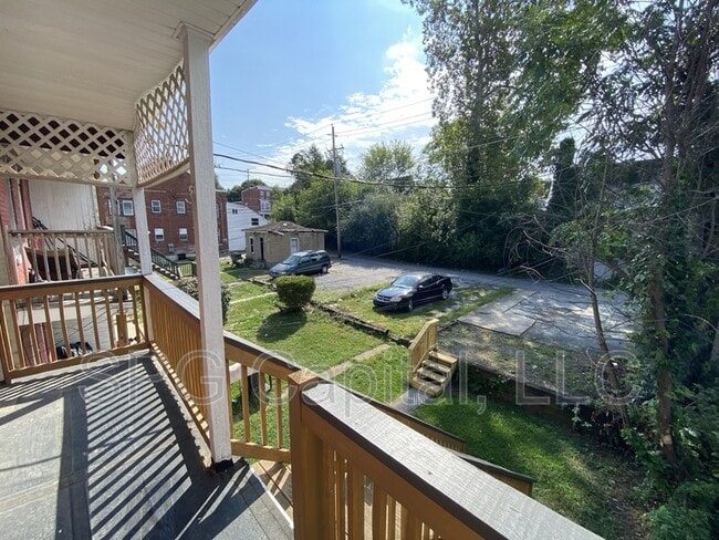 Building Photo - 220 W Jackson St