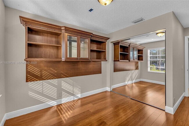 Building Photo - 949 Tanglewood Cir